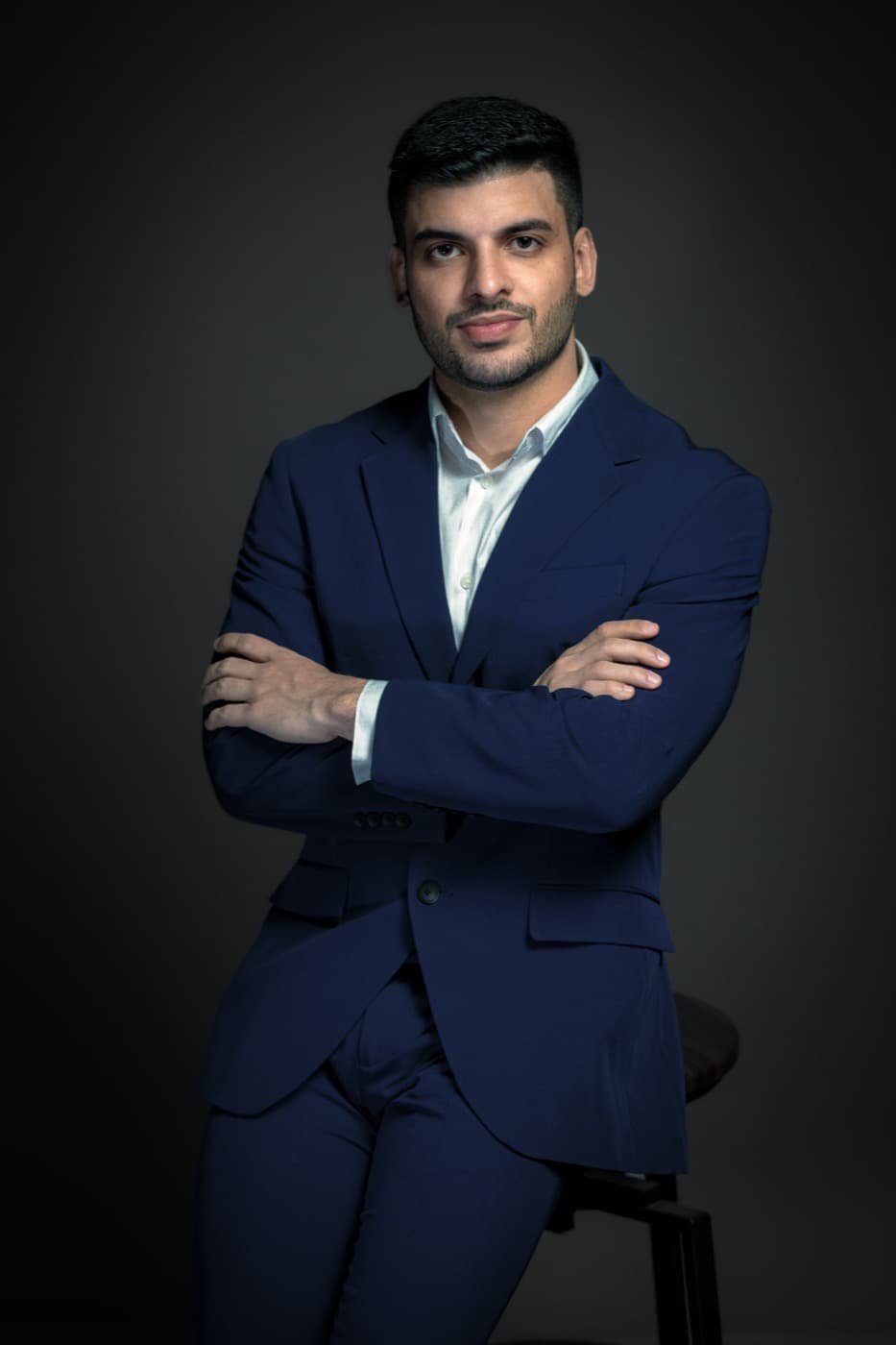 Dr. Marveen Santos, nutrólogo em São Paulo, apoiado em banqueta